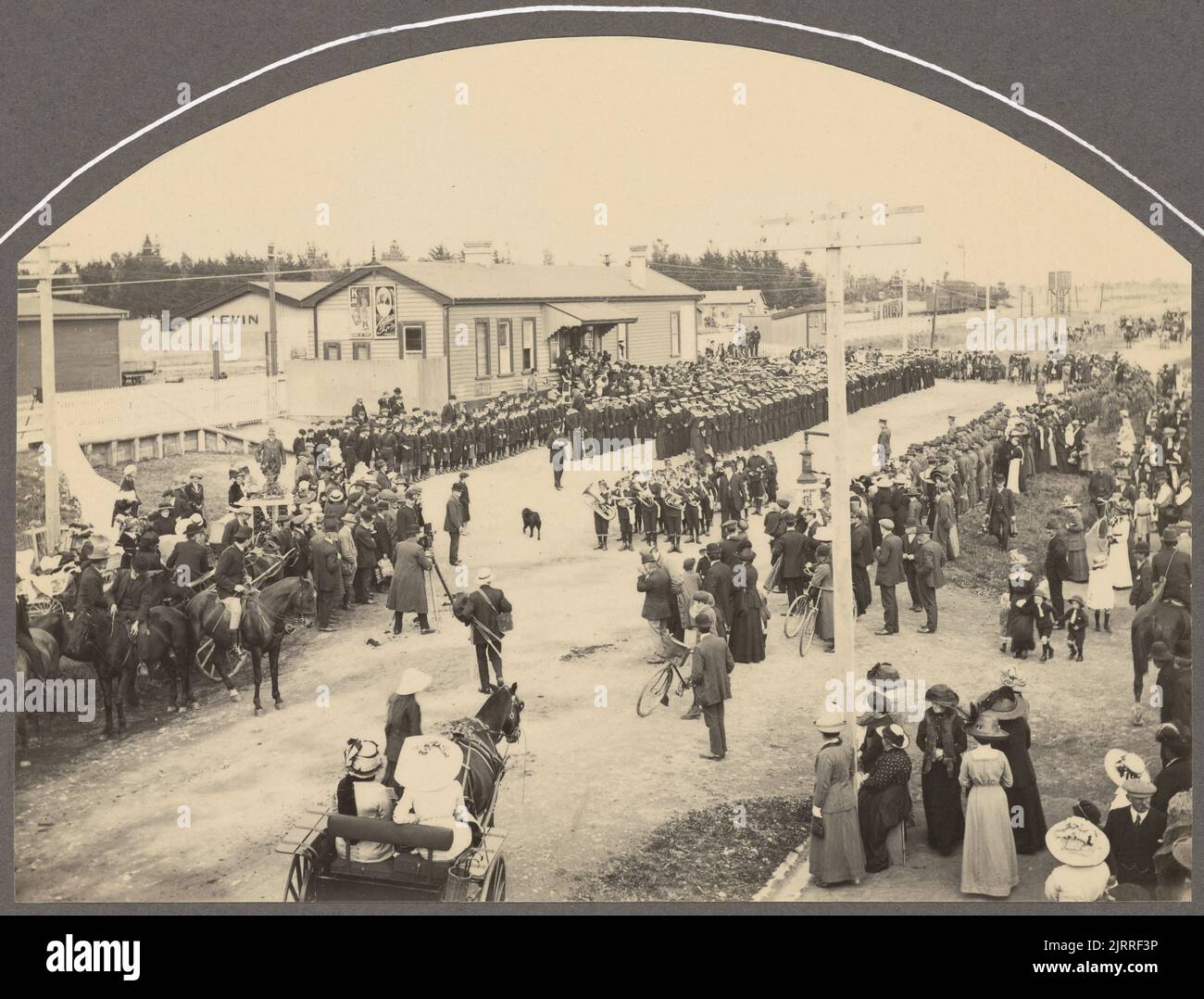 Visita dei marinai dell'H.M.S. "Nuova Zelanda" a Levin. 15 aprile 1913: Gli uomini di man-o-war si sono riuniti alla stazione ferroviaria + accolti dal sindaco di Levin (sig. B. R. Gardener), ed attenuti dal corpo territoriale e Cadet locale, vc. Dall'album: Family Photographs [1913], 1913, Levin, di Leslie Adkin. Foto Stock