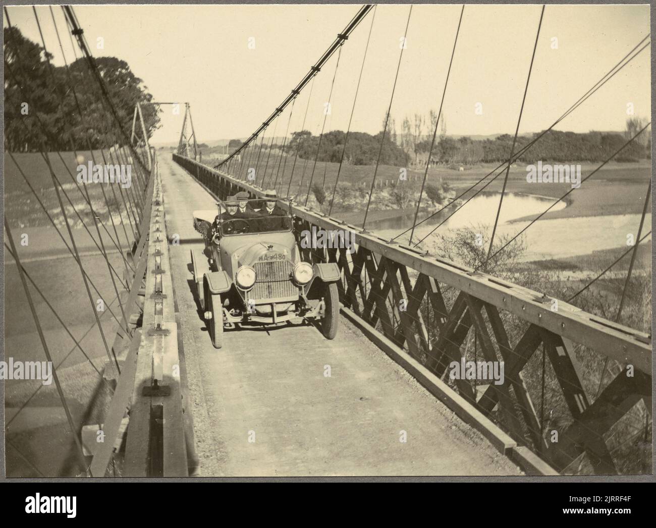 "Signor Macchina di mandria sul ponte Moteo, fiume Tutaekuri: 'Un giorno a Napier, maggio. 12.'. Dall'album: Family Photograph album; 1917 - 1920; Adkin, Leslie, 12 maggio 1920, Nuova Zelanda, di Leslie Adkin. Regalo della famiglia Adkin, 1997. Foto Stock