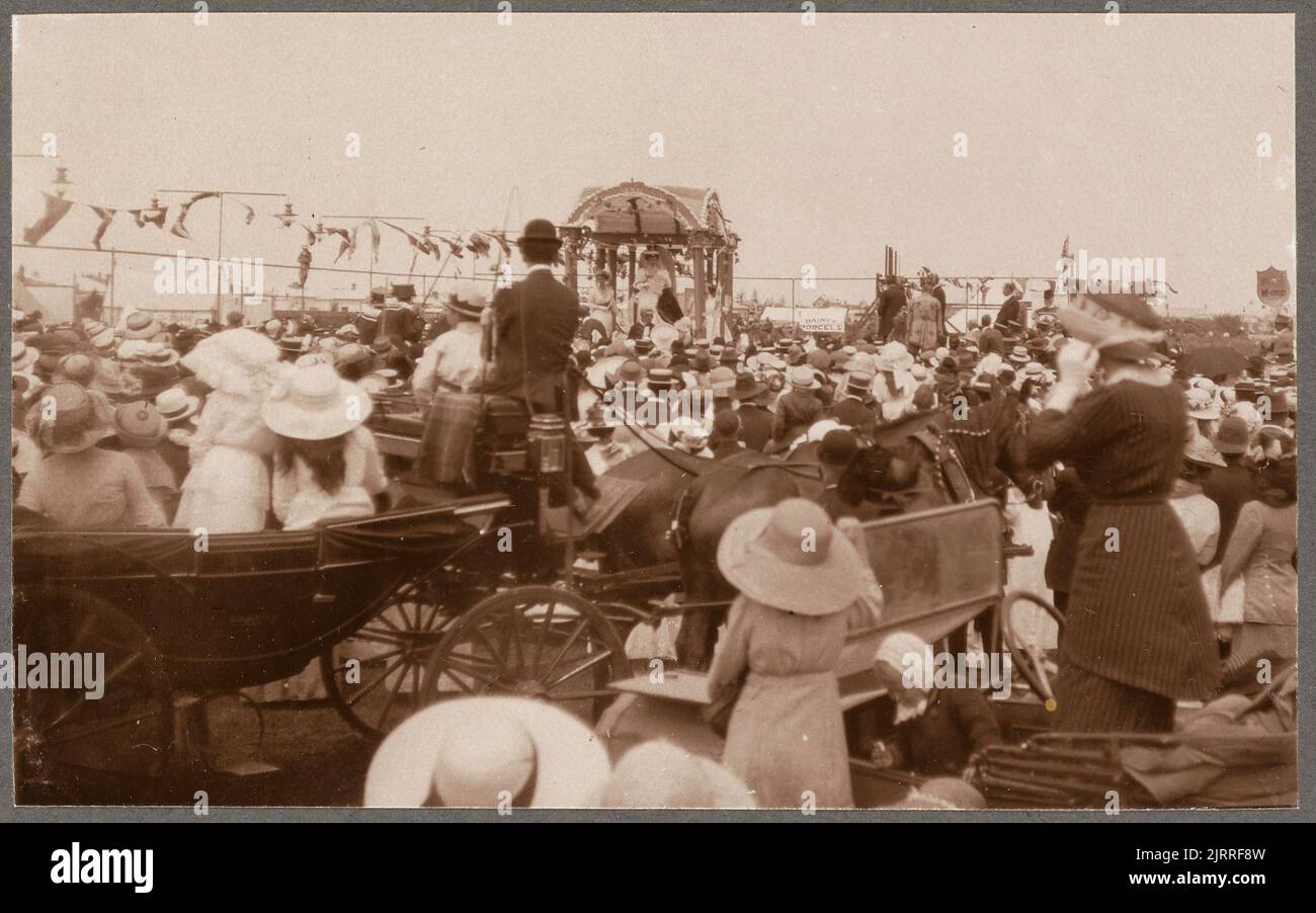 I quattro giorni gloriosi. 24-29 dicembre 1913: Napier e il Mardi Gras, 26 dicembre. La cerimonia di incoronazione al Nelson Park. Dall'album: Family Photographs [1913], 1913, Napier, di Leslie Adkin. Foto Stock