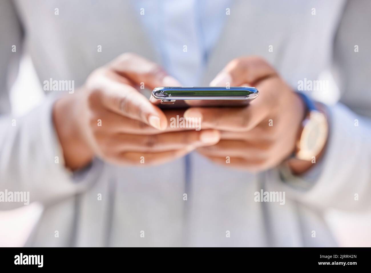 Shopping online, social media o e-commerce, una donna con un telefono in mano. Una donna con uno smartphone per e-mail, lavoro o un'app di gioco mobile Foto Stock