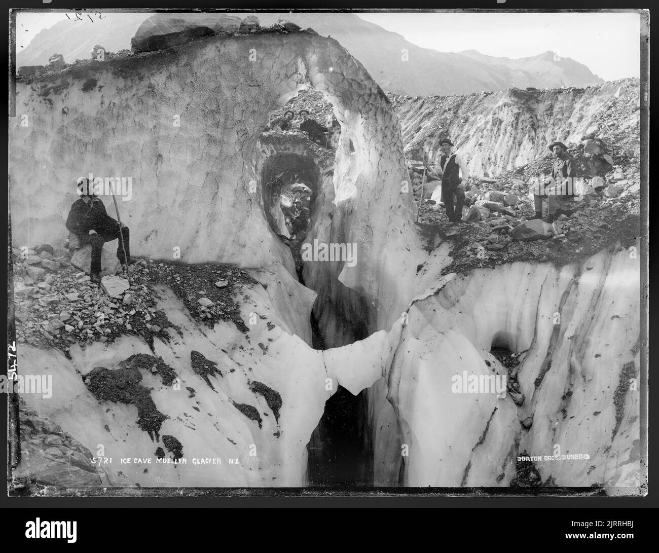 Ice Cave, ghiacciaio Mueller, Nuova Zelanda, di Frank Coxhead. Foto Stock