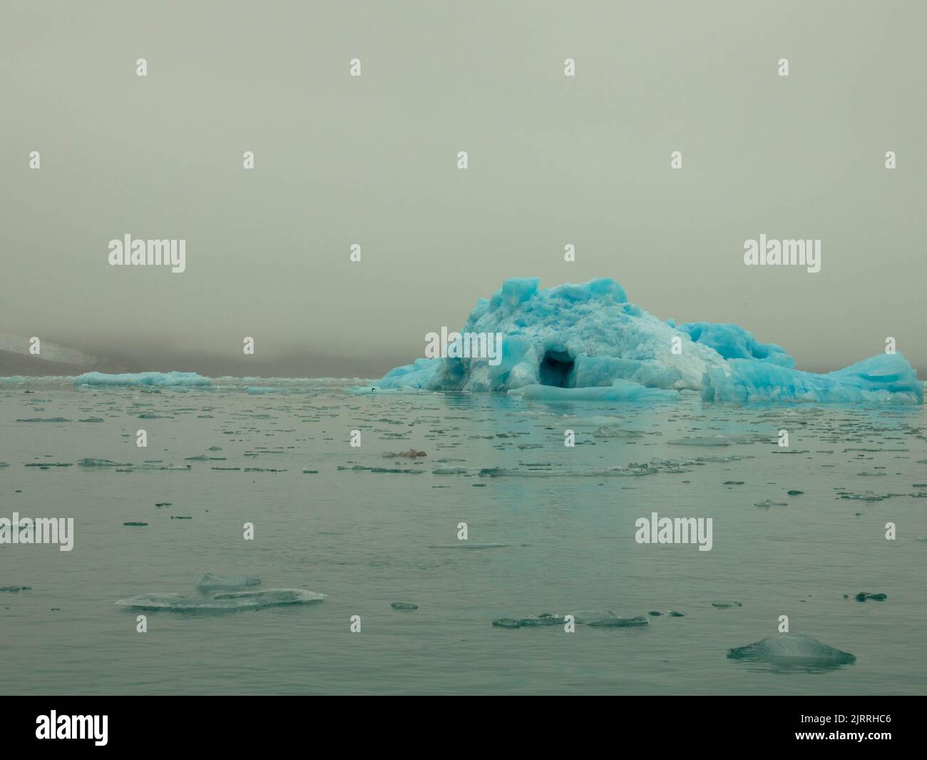 Iceberg da un ghiacciaio in fusione nell'artico. Il paesaggio ghiacciato della natura artica. Concetto per il cambiamento climatico e il riscaldamento globale. Oceano polare. Foto Stock