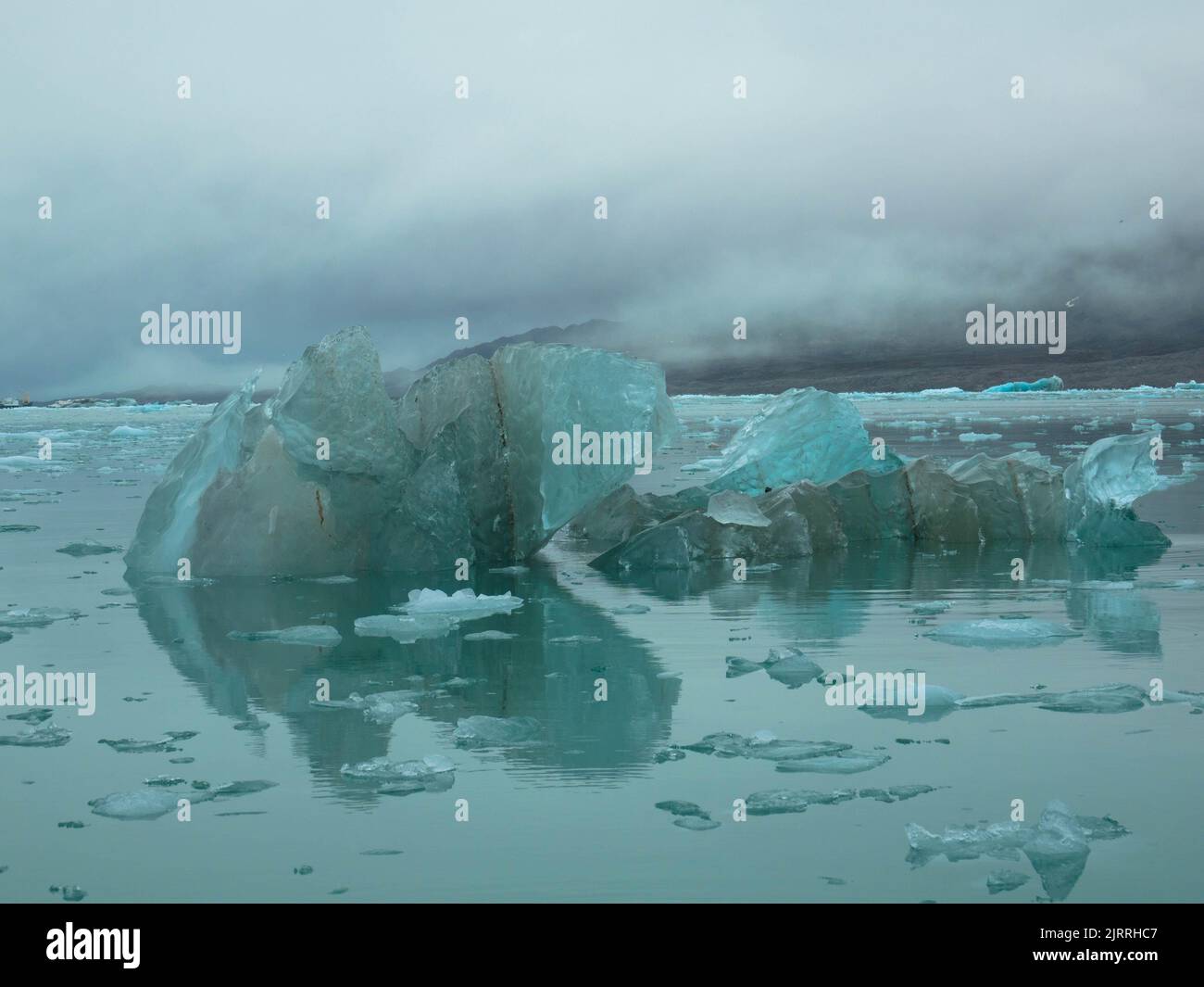 Iceberg da un ghiacciaio in fusione nell'artico. Il paesaggio ghiacciato della natura artica. Concetto per il cambiamento climatico e il riscaldamento globale. Oceano polare. Foto Stock