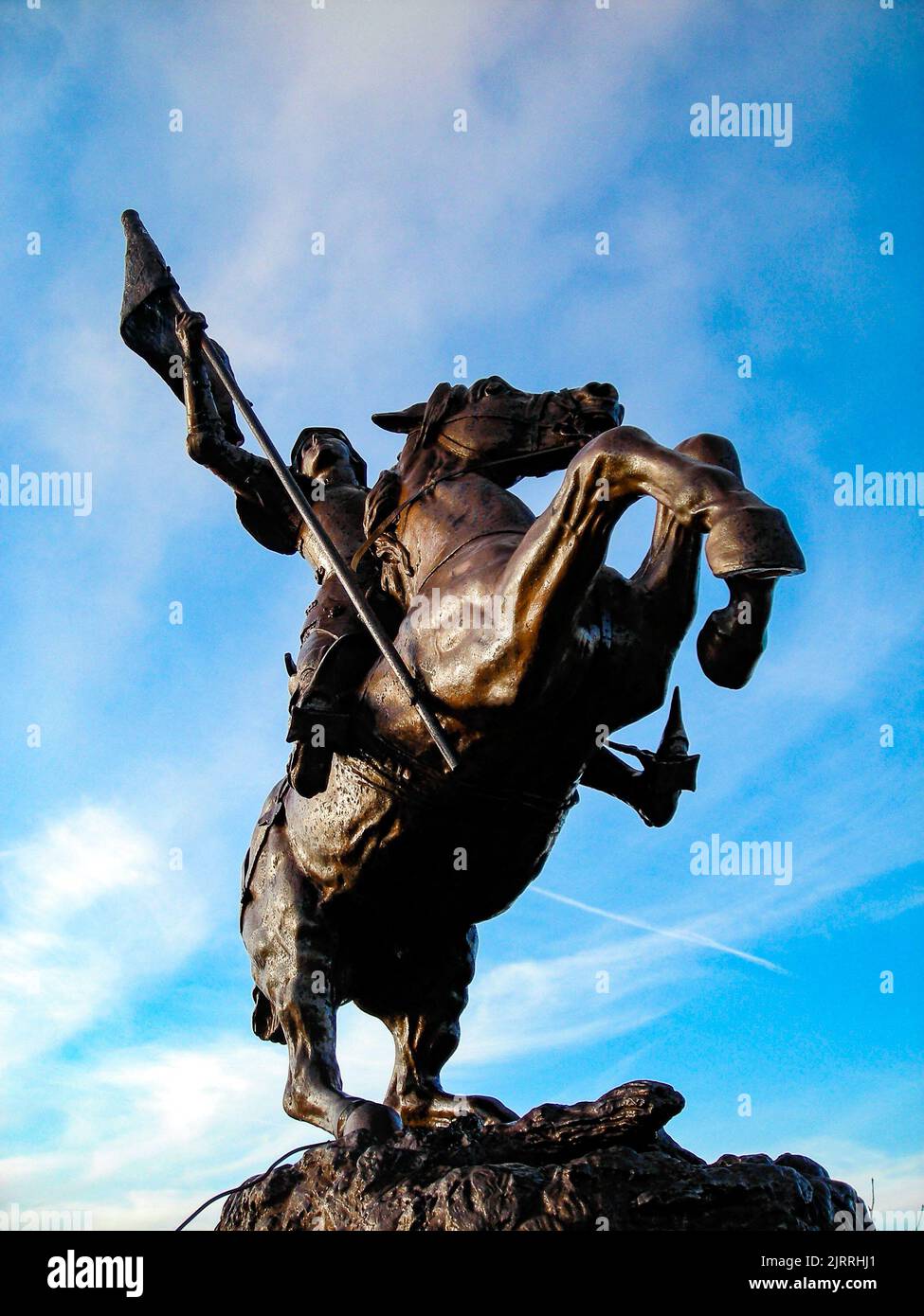 Dettaglio drammatico della statua di Giovanna d'Arco a cavallo con bandiera al monte Ballon de Servance dei Vosgi, Francia Foto Stock