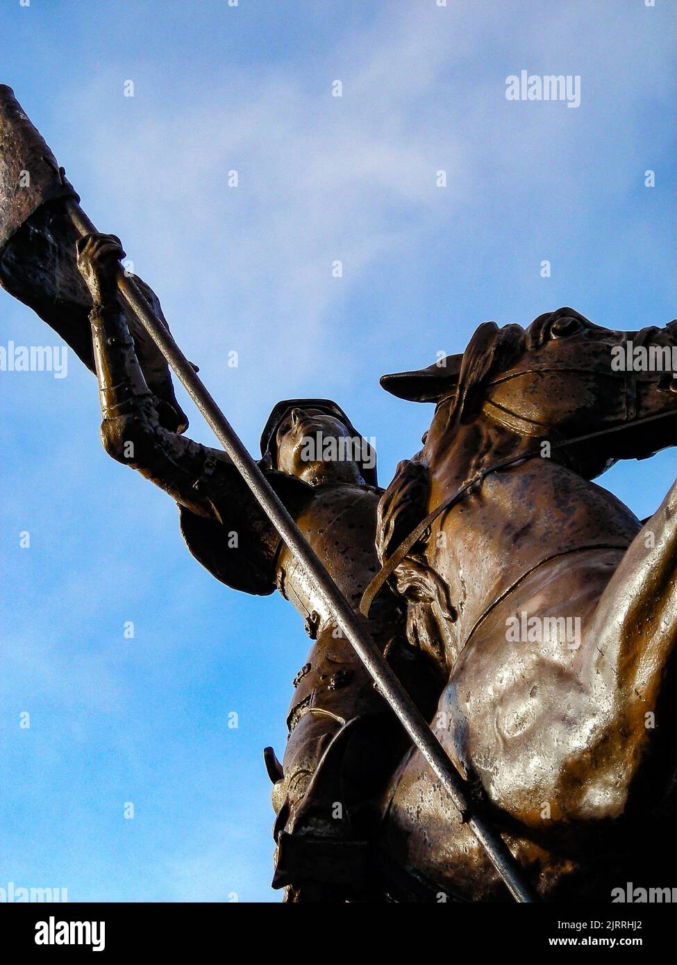 Statua drammatica di Giovanna d'Arco a cavallo con bandiera al monte Ballon de Servance dei Vosgi, Francia Foto Stock