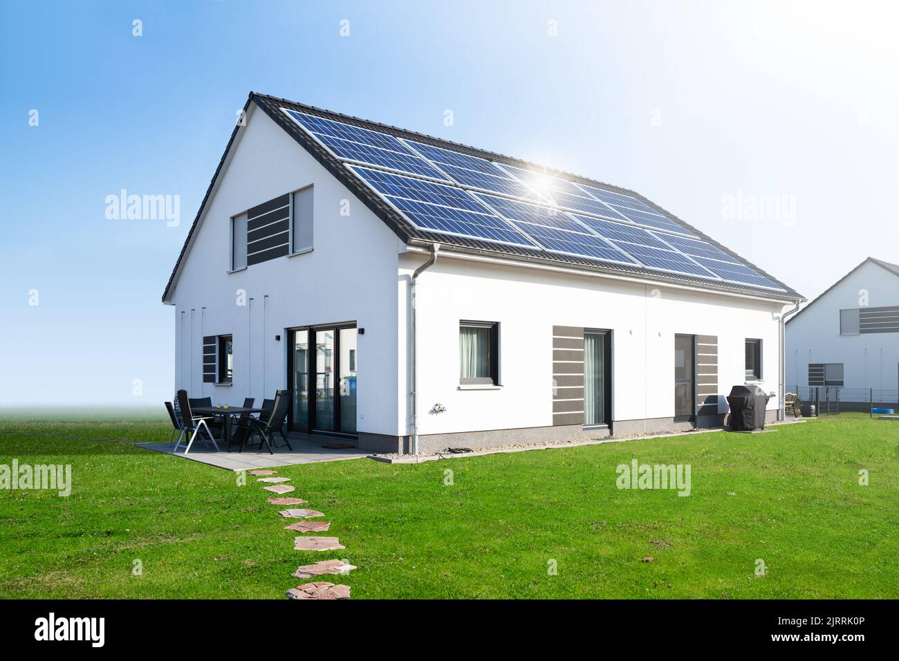 Casa nuovo tetto solare. Investimenti futuri sostenibili Foto Stock