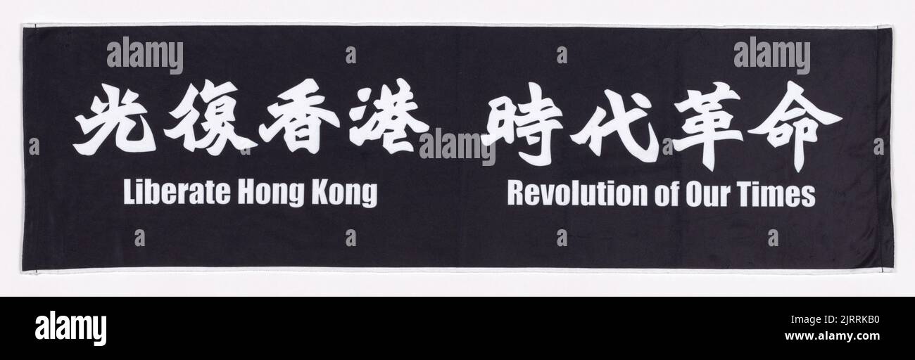 'Liberate Hong Kong/Revolution of Our Times' runner/towel, 2019, Wellington, di Anonymous. Dono di noi siamo Kiwi Hong Kongers, 2021. CC 0. Foto Stock