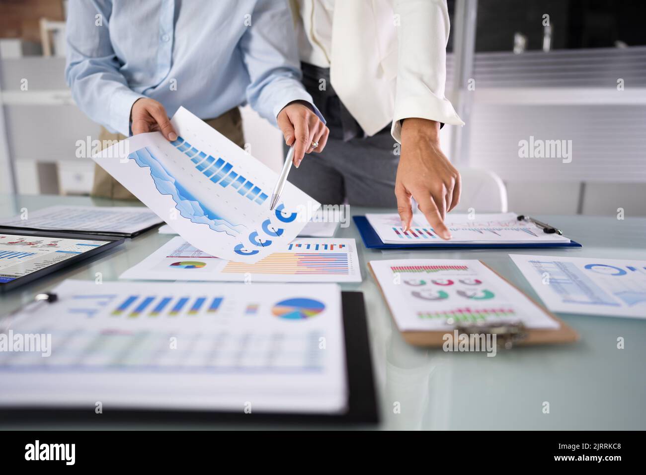 Business Partners Consulenza su Marketing Chart. Documenti finanziari Foto Stock