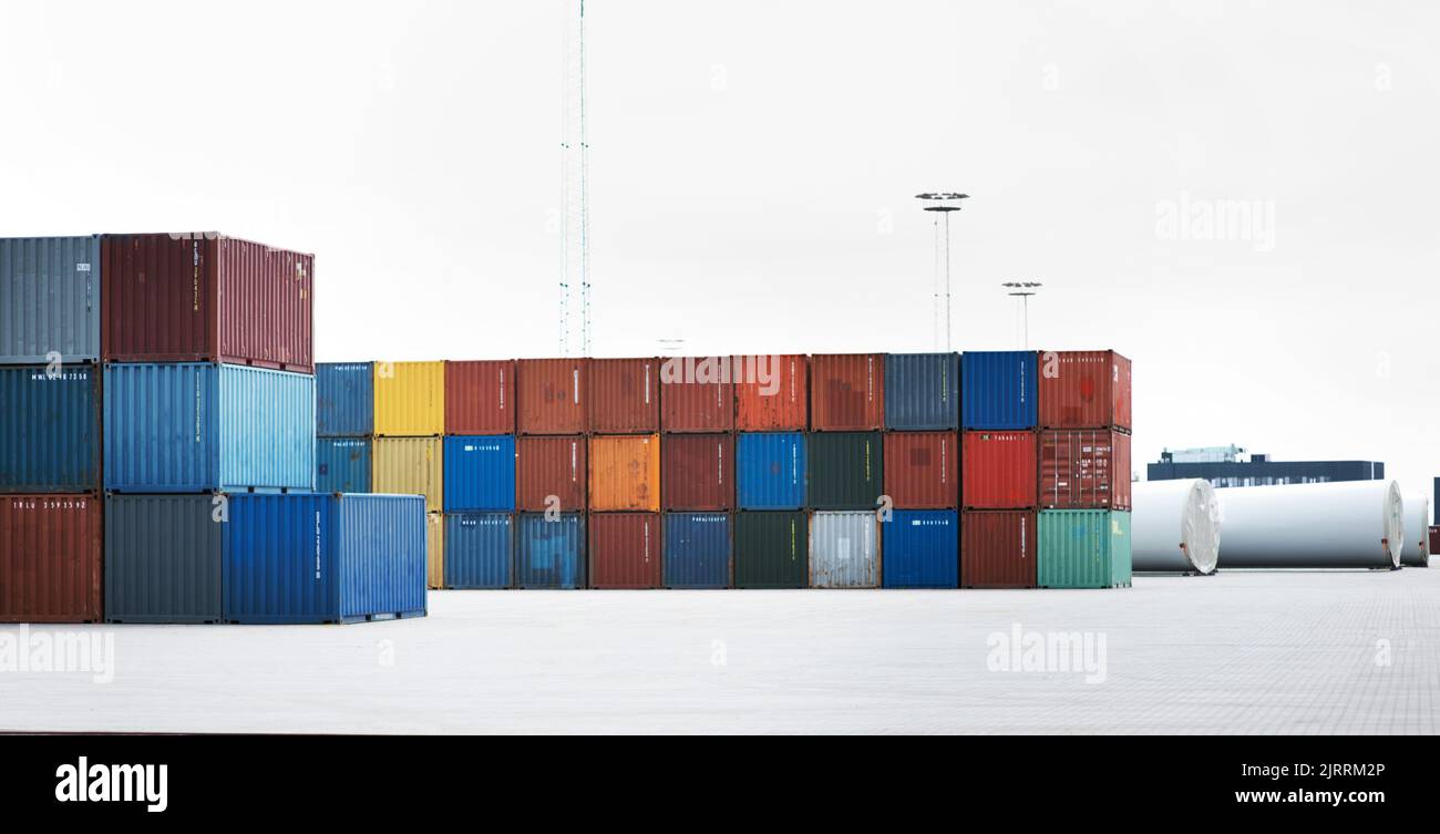 Produzione di contenitori di carico, trasporto e consegna di prodotti di esportazione o di trasporto di società globale. Catena di fornitura industriale in Foto Stock
