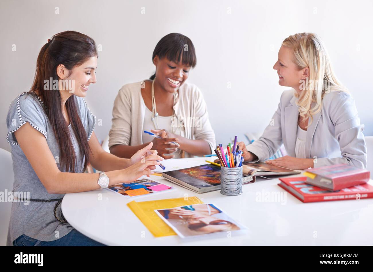 Design creativo, donne e incontri di marketing in ufficio per la pubblicità, la pianificazione e la collaborazione in team. Diversità, strategia e. Foto Stock