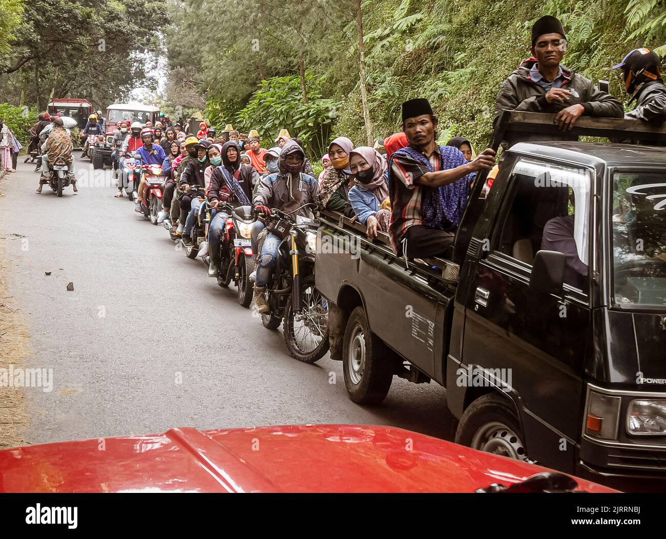 Indonesia, 13 2022 giugno - gli ingorghi di traffico rurale sia di automobili che di motocicli sono comuni in Indonesia. Foto Stock