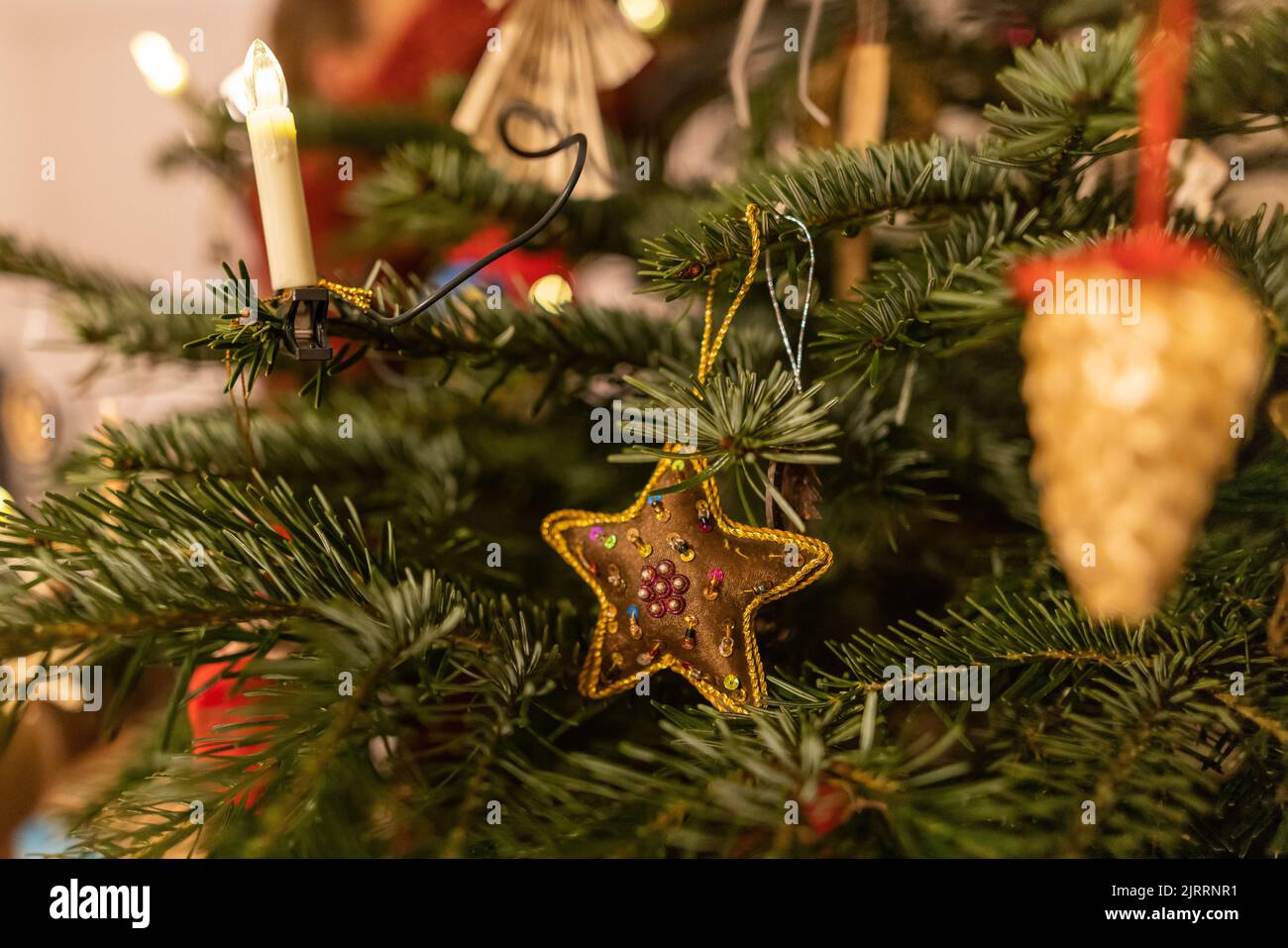 Primo piano di un albero di Natale decorato con alcuni elementi decorativi Foto Stock