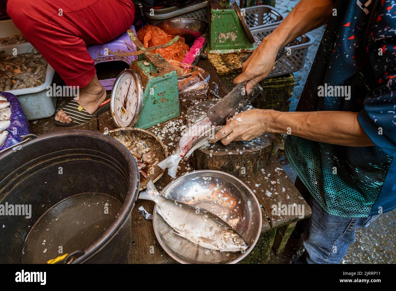 Indonesia, 13 2022 giugno - i pesci sono tagliati aperti e preparati per la vendita ad un mercato. Foto Stock