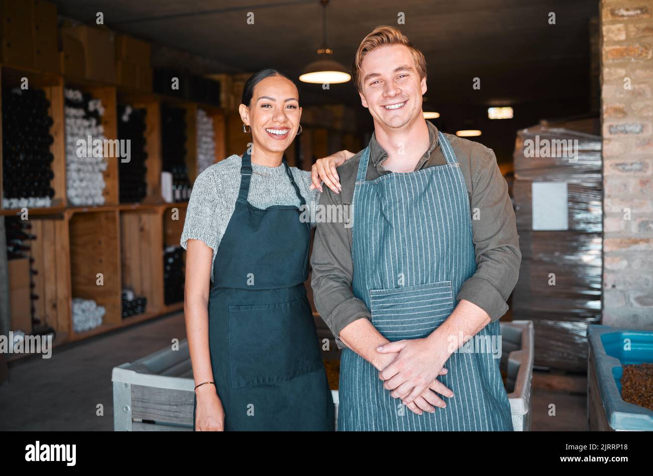 CEO, enogastronomia o coppia e addetti ai negozi nella loro cantina di distilleria. Ritratto, uomo e donna cantina dipendenti con felice sorriso di lavoro Foto Stock