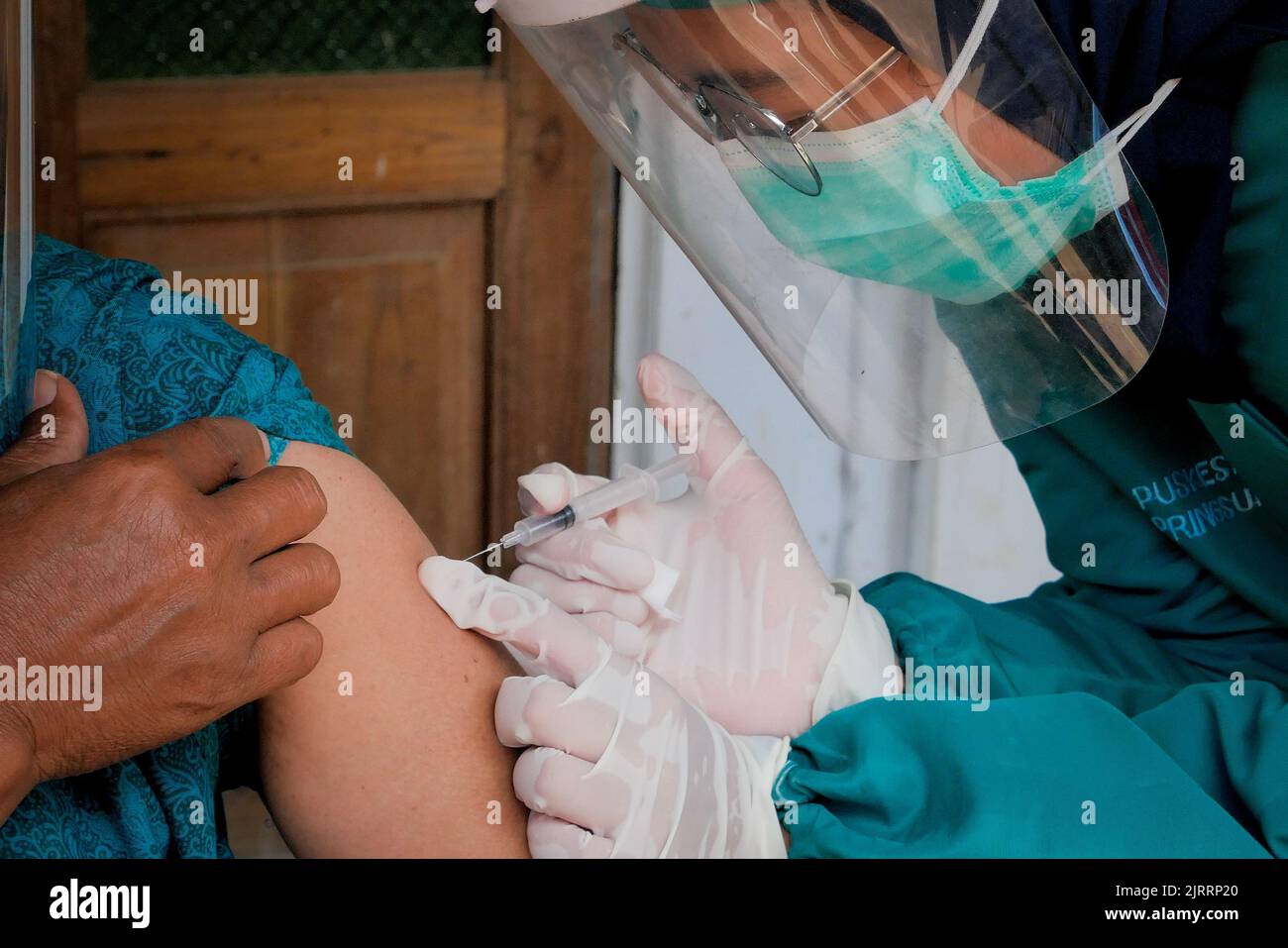 Temanggung, Giava Centrale, Indonesia, 23 settembre 2021: Gli operatori medici preparano iniezioni del vaccino Covid-19. Con questo metodo, la partecipazione alle vaccinazioni dovrebbe aumentare perché può raggiungere le famiglie che non hanno accesso e hanno paura di lasciare la casa per evitare di trasmettere il virus. Foto Stock