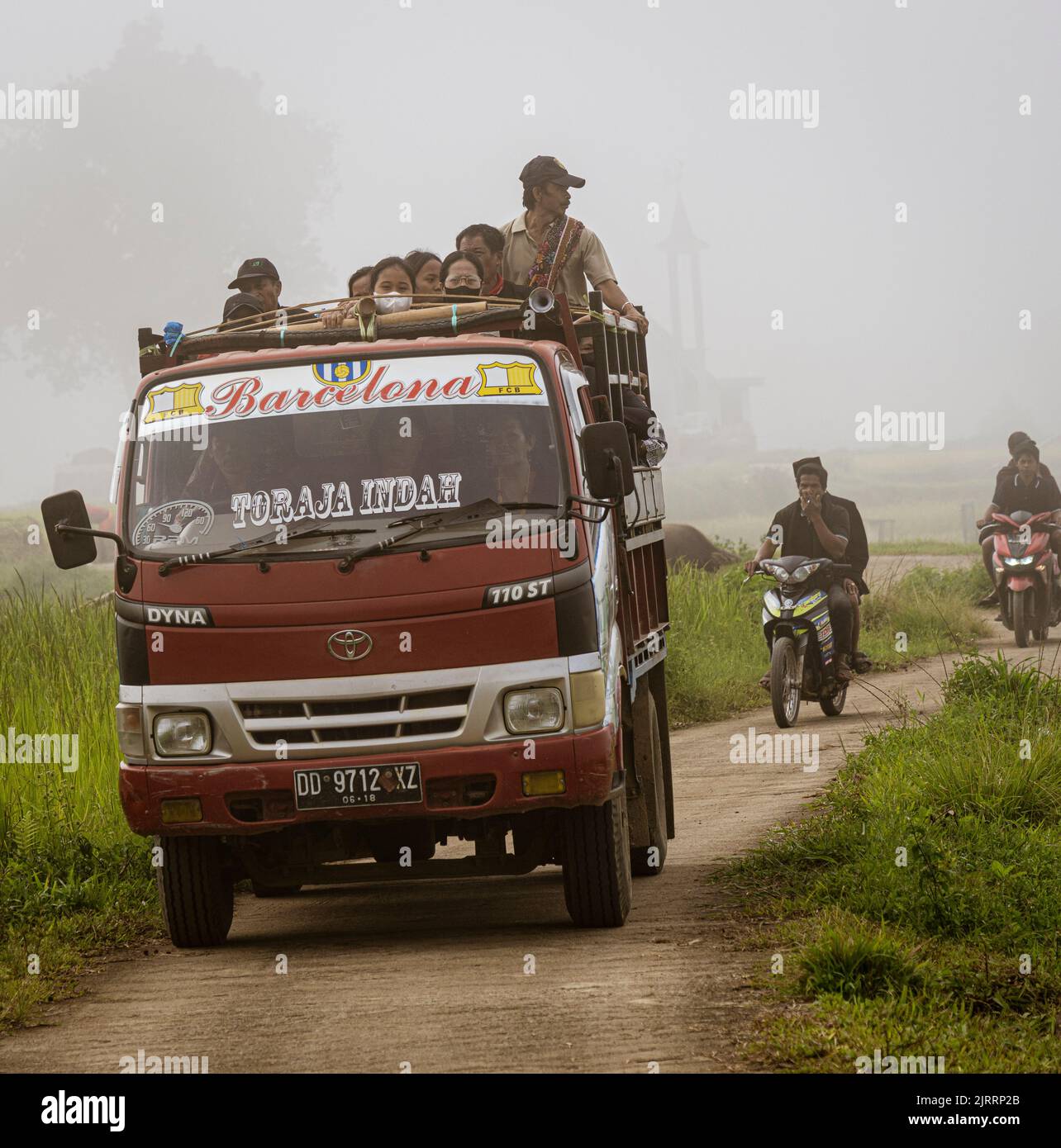 Indonesia, 13 2022 giugno - i lavoratori del campo di riso sul loro modo di lavorare. Foto Stock