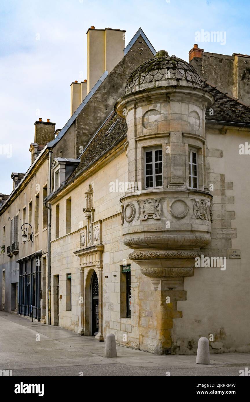 Finestre a bovindo d'angolo di un palazzo della città di Digione Foto Stock