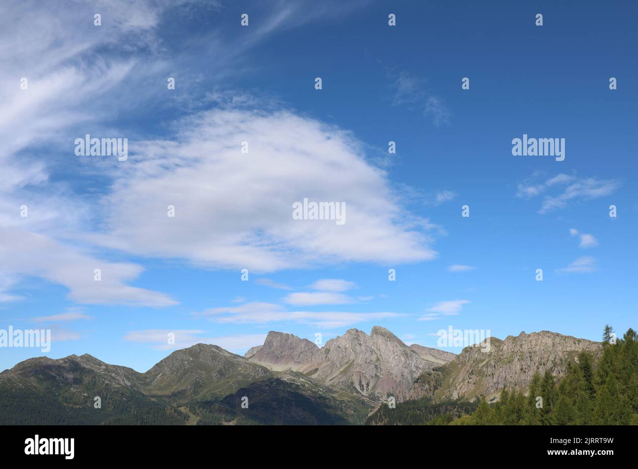 Paesaggio alpino con le montagne viste dal paese di San Martino di Castrozza in estate Foto Stock