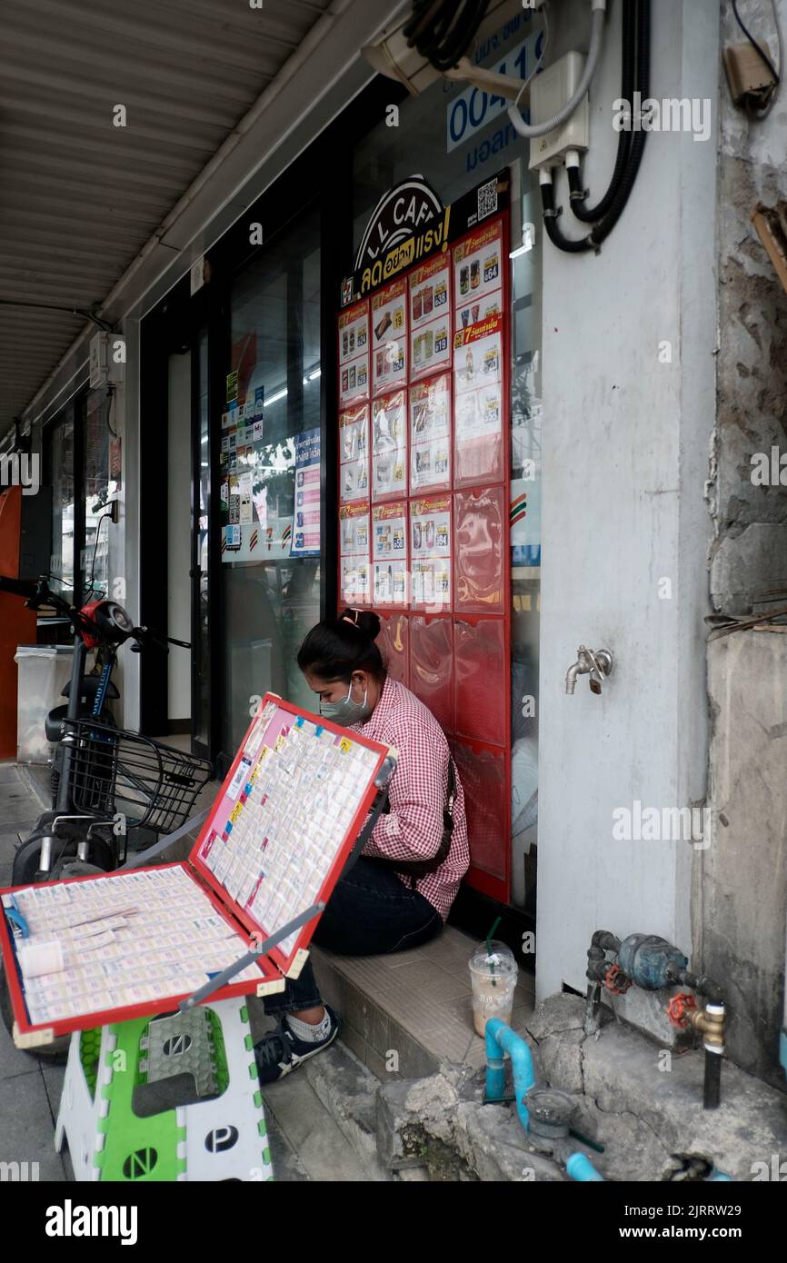 Venditore di biglietti della lotteria Bang Kapi, Huai Khwang, Bangkok Thailandia Foto Stock