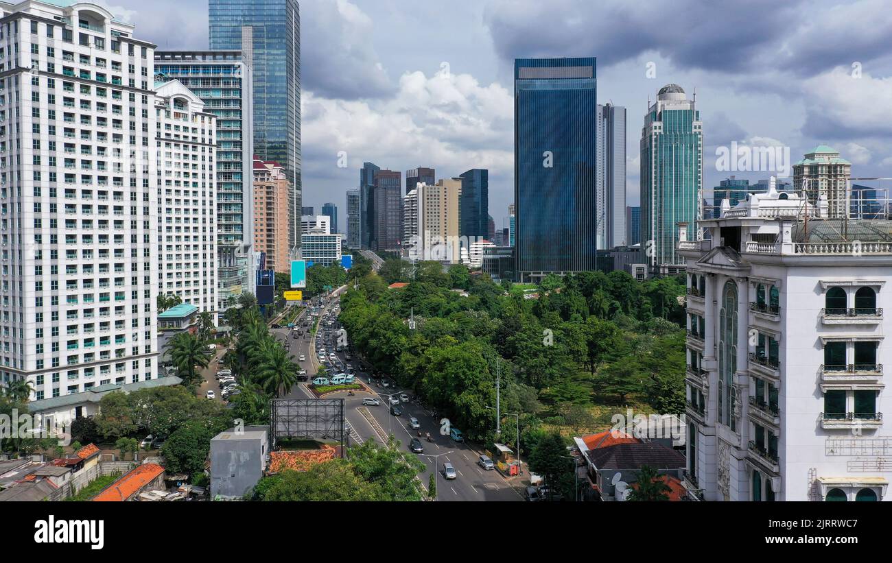 Il quartiere degli affari di Giacarta lungo Jalan Sudirman, una delle vie principali della città, è in linea con molte banche e altre torri di uffici. Jakarta è Foto Stock