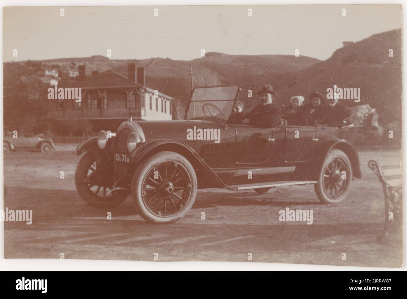 [Gruppo in auto vicino Christchurch]., 1920s a 1930s, Nuova Zelanda, da Roland Searle. Foto Stock