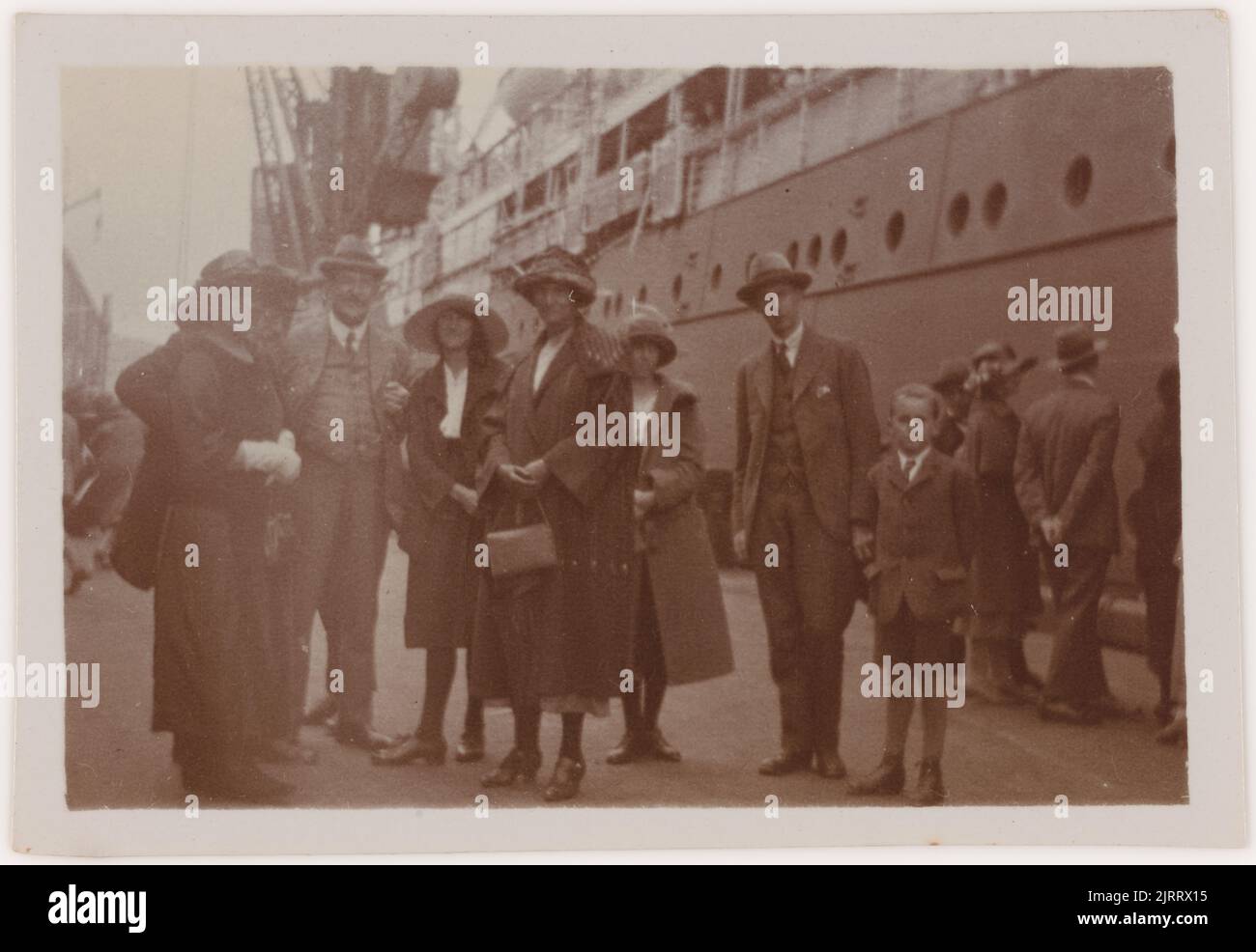 [Gruppo di otto in piedi su un molo]., 1920s a 1930s, Nuova Zelanda, da Roland Searle. Foto Stock