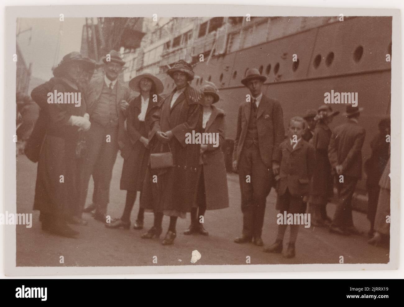 [Gruppo di otto in piedi su un molo]., 1920s a 1930s, Nuova Zelanda, da Roland Searle. Foto Stock