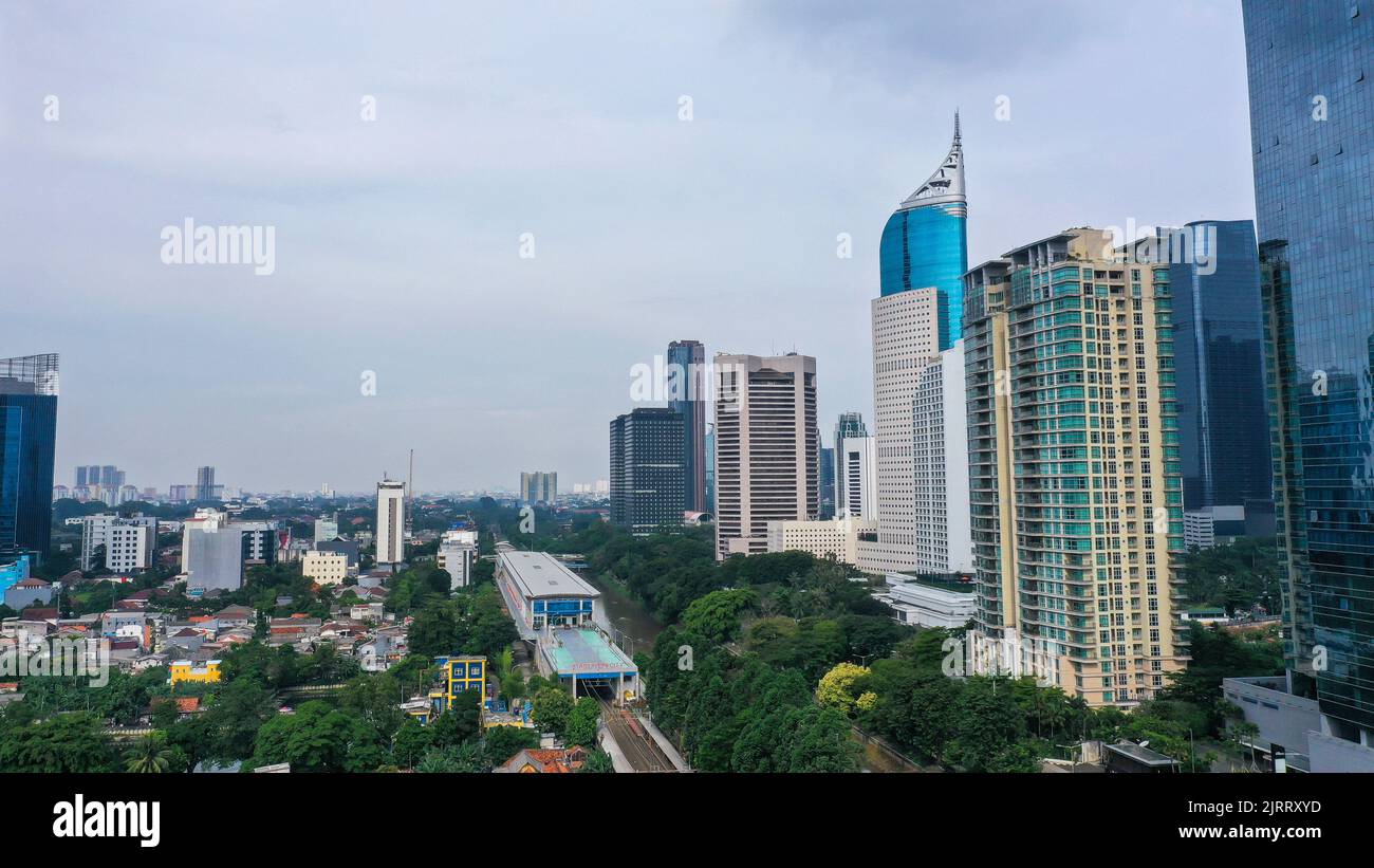 Vista aerea della città di Giacarta con edifici urbani e fiume al mattino Foto Stock