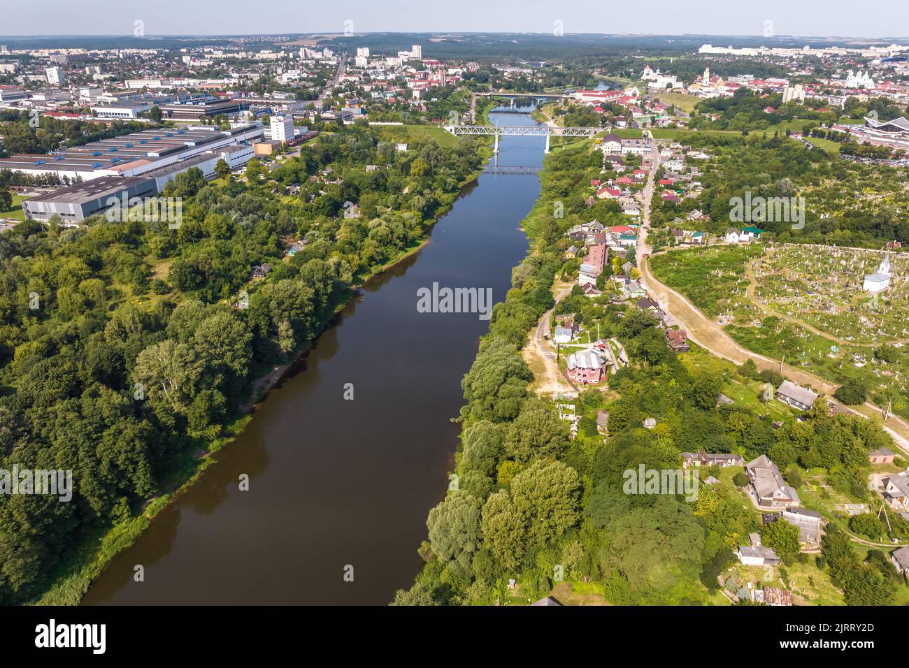 vista aerea di un enorme ponte tra due banche e aree urbane Foto Stock