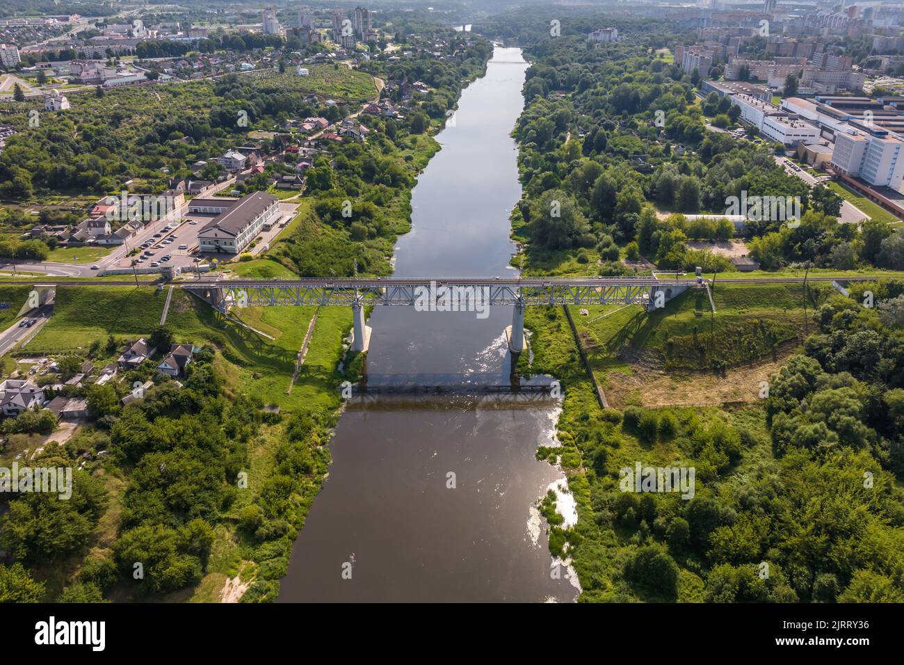 vista aerea di un enorme ponte tra due banche e aree urbane Foto Stock