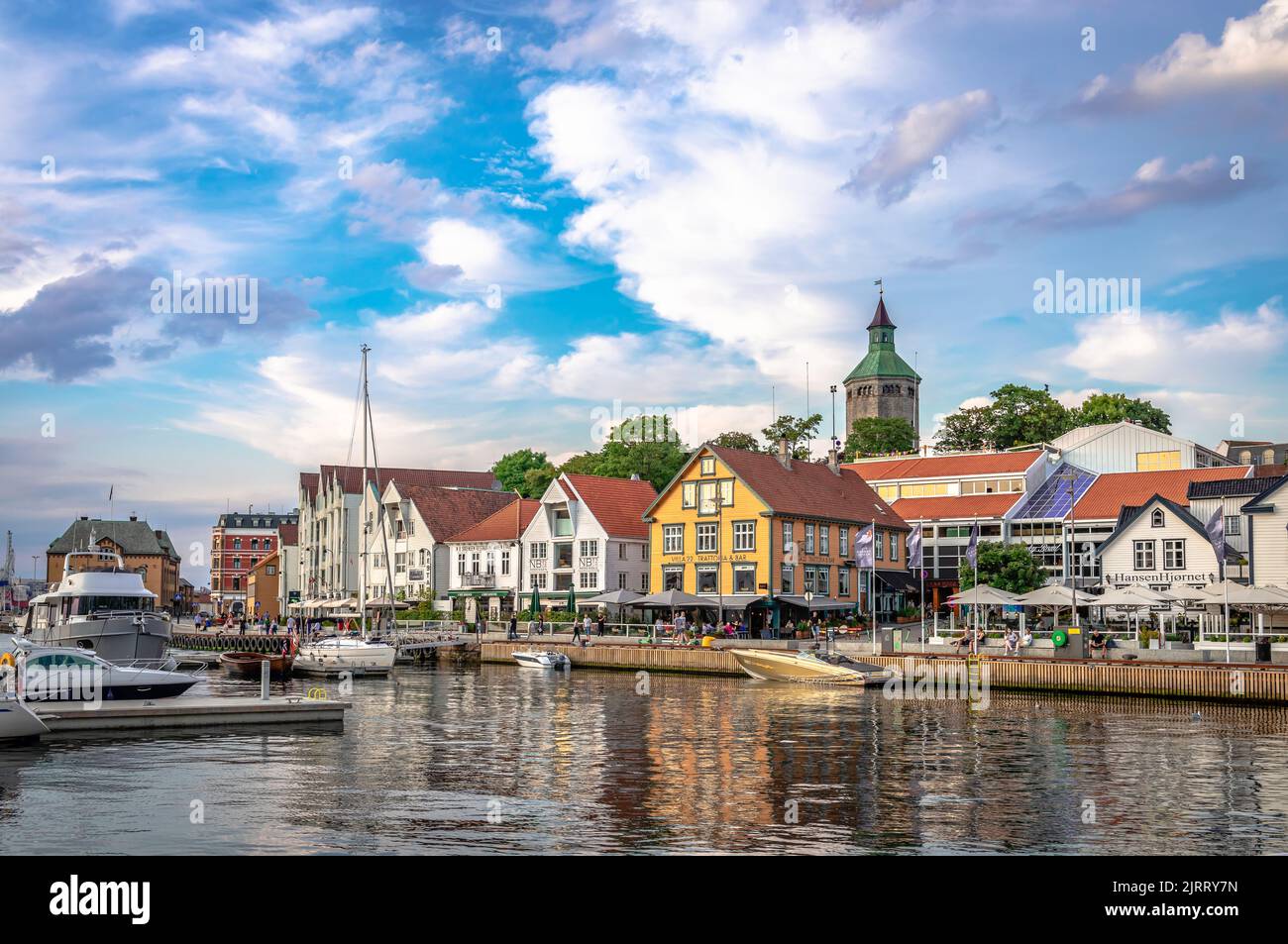 Vista di Vagen, il sito originale della città di Stavanger sulla riva orientale della baia, con la torre Valberg sullo sfondo. Foto Stock