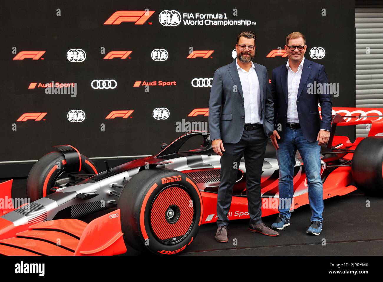 Spa, Belgio. 26th ago, 2022. Spa Francorchamps, Belgio. 26th ago, 2022. (L-R): Markus Duesmann (GER) Amministratore Delegato Audi e Oliver Hoffmann (GER) membro Audi del Consiglio di Gestione per lo sviluppo tecnico con una showcar ai box come Audi ha ufficialmente registrato come un costruttore di motori F1 per le norme 2026. 26.08.2022. Campionato del mondo di Formula 1, Rd 14, Gran Premio del Belgio, Spa Francorchamps, Belgio, Giornata di pratica. Il credito fotografico dovrebbe essere: XPB/immagini dell'Associazione Stampa. Credit: XPB Images Ltd/Alamy Live News Credit: XPB Images Ltd/Alamy Live News Foto Stock