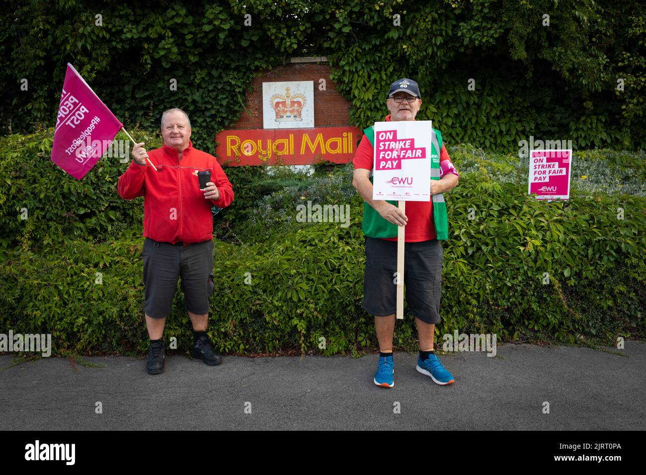 Manchseter, Regno Unito. 26th ago, 2022. Il personale della Royal Mail si riunisce alla linea di picket per il primo giorno di scioperi. I membri dell'Unione dei lavoratori della comunicazione protestano contro l'aumento proposto del due per cento, che è inferiore all'inflazione e durante una crisi del costo della vita. Credit: Andy Barton/Alamy Live News Foto Stock
