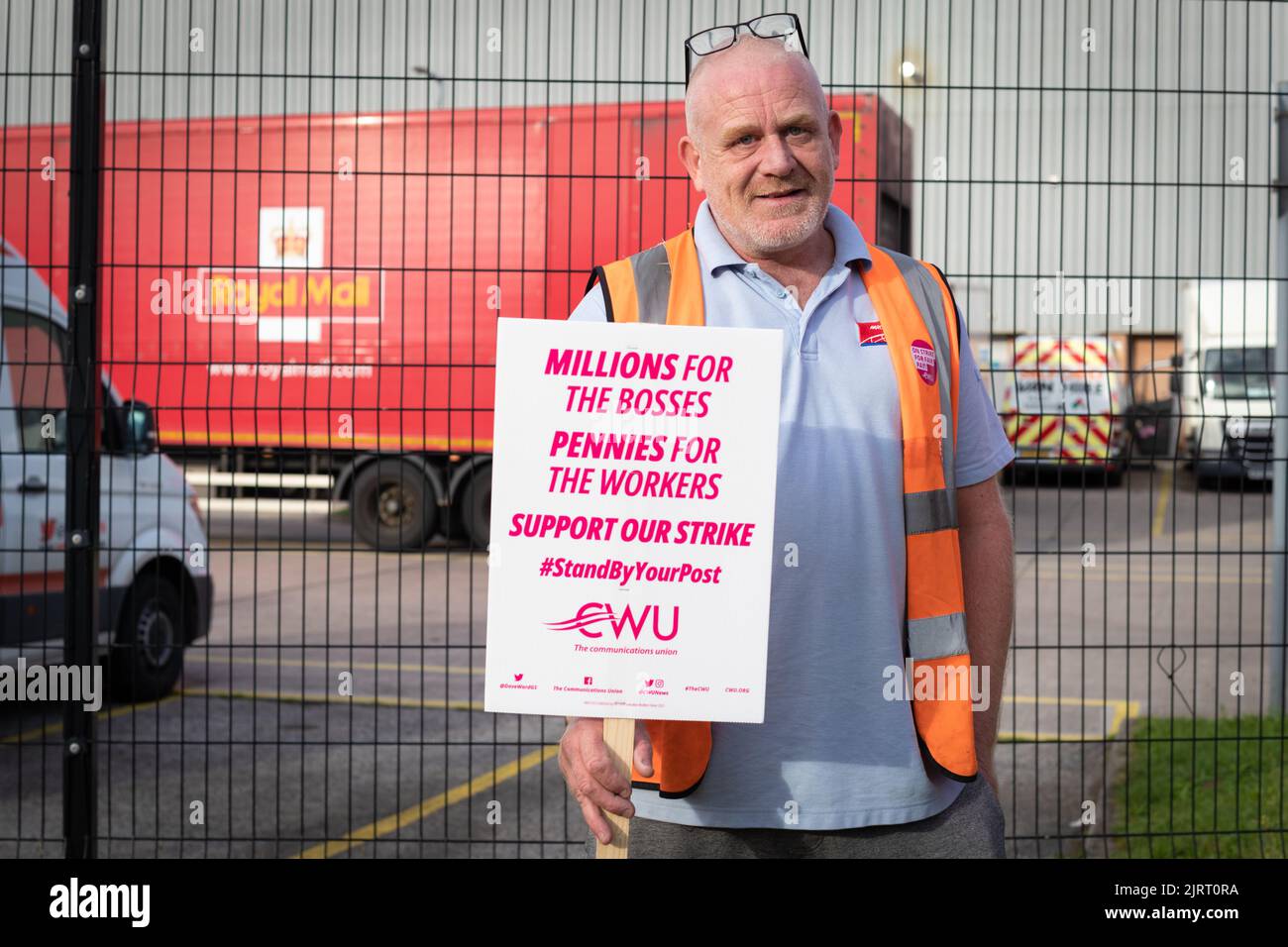 Manchseter, Regno Unito. 26th ago, 2022. Il personale della Royal Mail si riunisce alla linea di picket per il primo giorno di scioperi. I membri dell'Unione dei lavoratori della comunicazione protestano contro l'aumento proposto del due per cento, che è inferiore all'inflazione e durante una crisi del costo della vita. Credit: Andy Barton/Alamy Live News Foto Stock