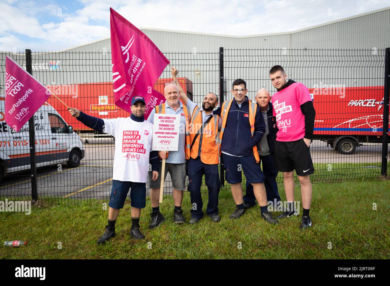 Manchseter, Regno Unito. 26th ago, 2022. Il personale della Royal Mail si riunisce alla linea di picket per il primo giorno di scioperi. I membri dell'Unione dei lavoratori della comunicazione protestano contro l'aumento proposto del due per cento, che è inferiore all'inflazione e durante una crisi del costo della vita. Credit: Andy Barton/Alamy Live News Foto Stock