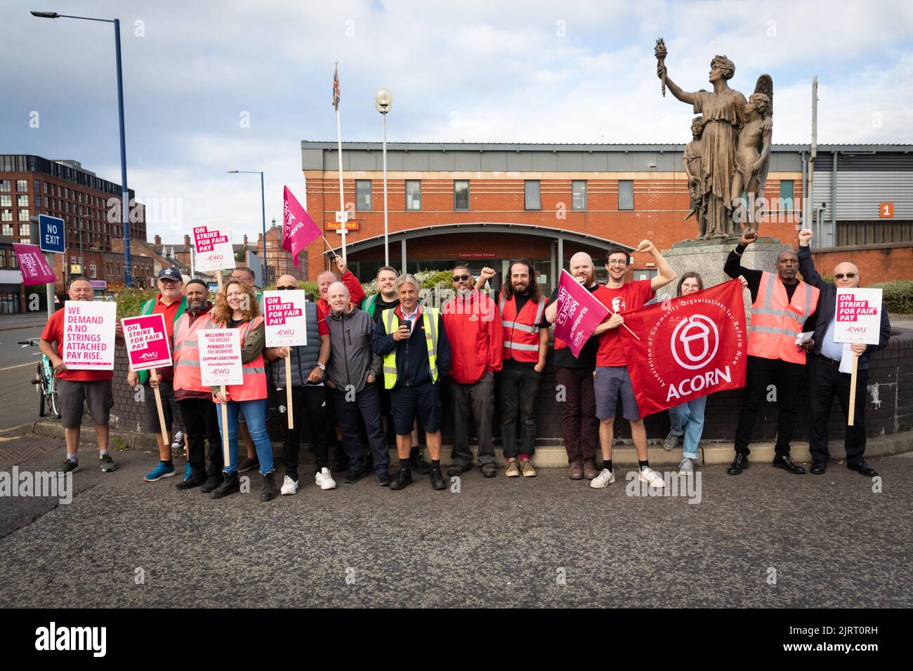 Manchseter, Regno Unito. 26th ago, 2022. Il personale della Royal Mail si riunisce alla linea di picket per il primo giorno di scioperi. I membri dell'Unione dei lavoratori della comunicazione protestano contro l'aumento proposto del due per cento, che è inferiore all'inflazione e durante una crisi del costo della vita. Credit: Andy Barton/Alamy Live News Foto Stock