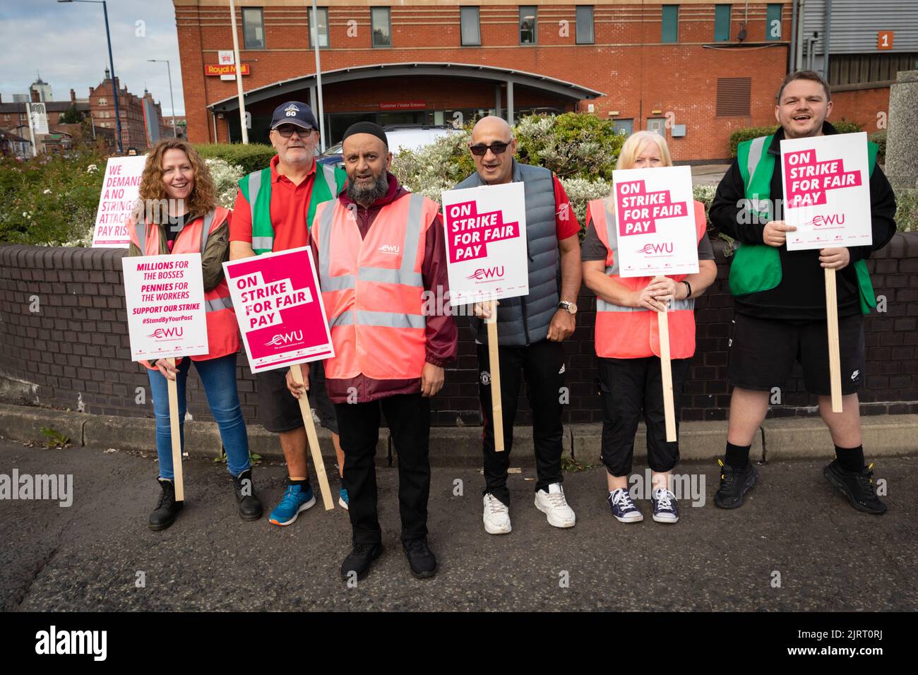 Manchseter, Regno Unito. 26th ago, 2022. Il personale della Royal Mail si riunisce alla linea di picket per il primo giorno di scioperi. I membri dell'Unione dei lavoratori della comunicazione protestano contro l'aumento proposto del due per cento, che è inferiore all'inflazione e durante una crisi del costo della vita. Credit: Andy Barton/Alamy Live News Foto Stock