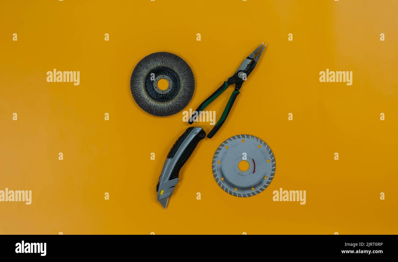 Simbolo percentuale costituito da utensili da costruzione. Sfondo giallo brillante. Per testo o logo. Foto Stock