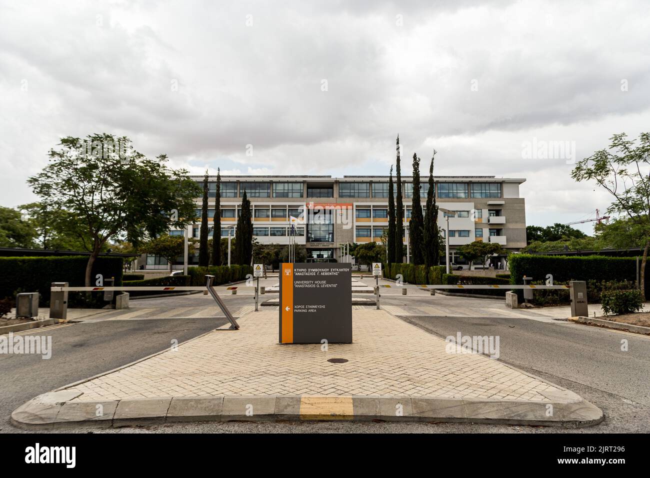 Una vista esterna dell'edificio principale dell'Università di Cipro a Nicosia, Cipro, il 25 agosto 2022. Leontios Kostrikis, professore di scienze biologiche presso l'Università di Cipro e il suo team, insieme al Los Alamos National HIV Laboratory nel New Mexico, USA, ha annunciato un nuovo ceppo di HIV, che si trova solo a Cipro. Il dottor Kostrikis ha anche trovato un nuovo ceppo COVID-19, chiamato Deltacron, alcuni mesi fa. (Foto di Kostas Pikoulas/Sipa USA) Foto Stock