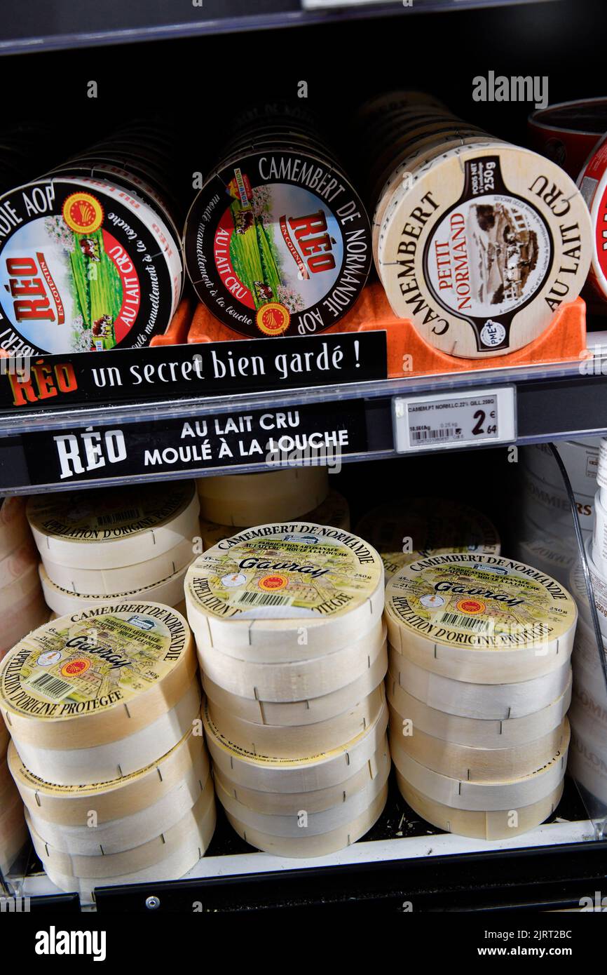 Camembert crudo nel banco del formaggio di un supermercato Super U. Foto Stock