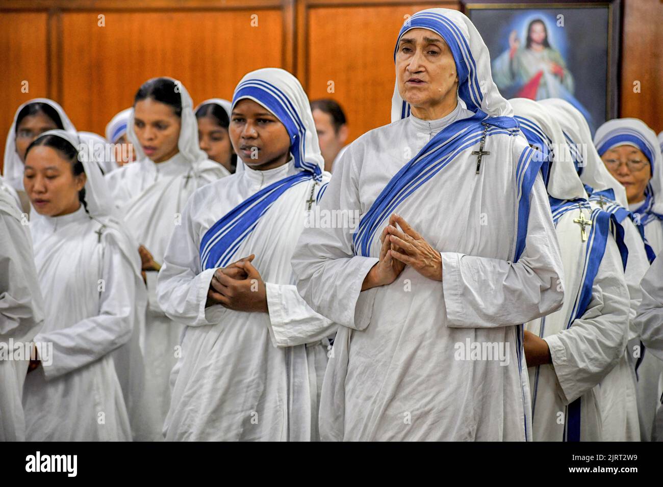 Le monache cristiane offrono il loro amore e la loro preghiera alla vigilia del 112th° compleanno di Madre Teresa alle Missionarie della Carità a Kolkata. Madre Teresa, conosciuta nella Chiesa cattolica come Santa Teresa di Calcutta, ha dedicato la sua vita alla cura dei malati e dei poveri in tutto il mondo e canonizzata dalla Chiesa cattolica romana come Santa Teresa. (Foto di Avishek Das / SOPA Images/Sipa USA) Foto Stock