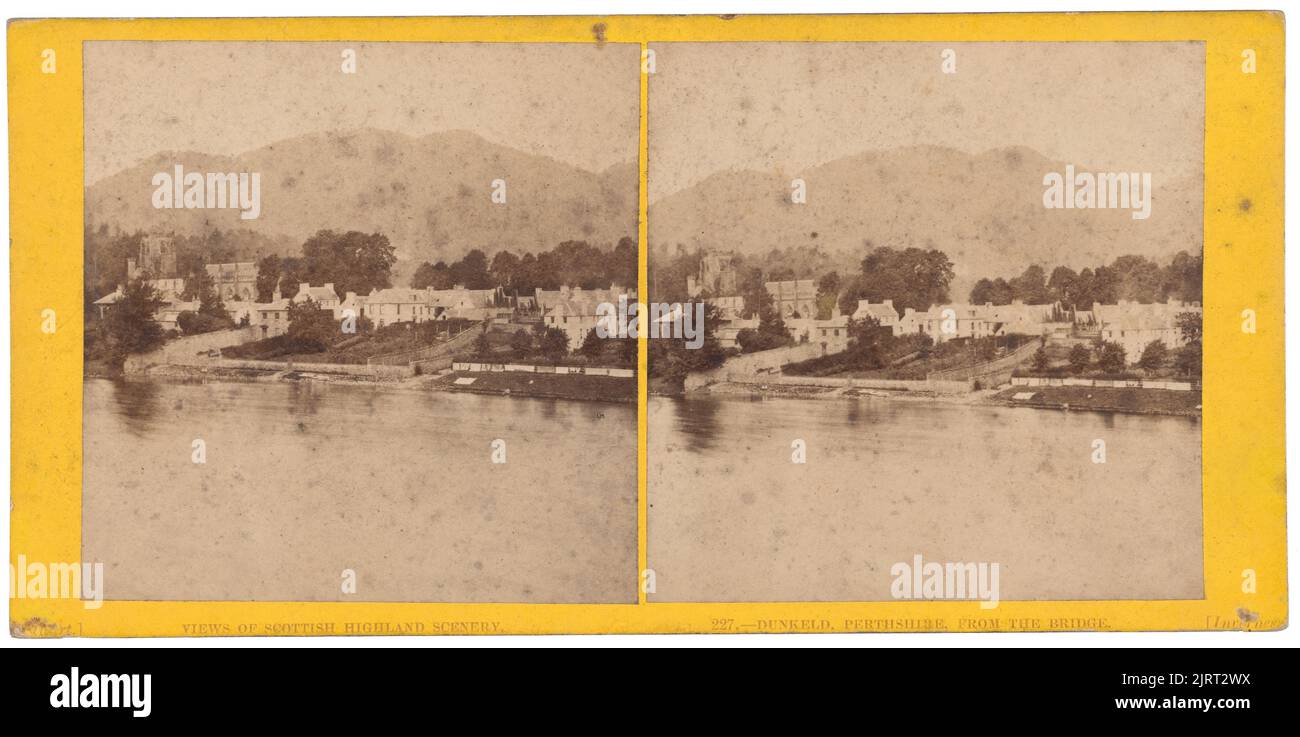 Dunkeld, Perthshire dal ponte (Inverness), 1880s, Dunkeld, di J Stuart. Foto Stock