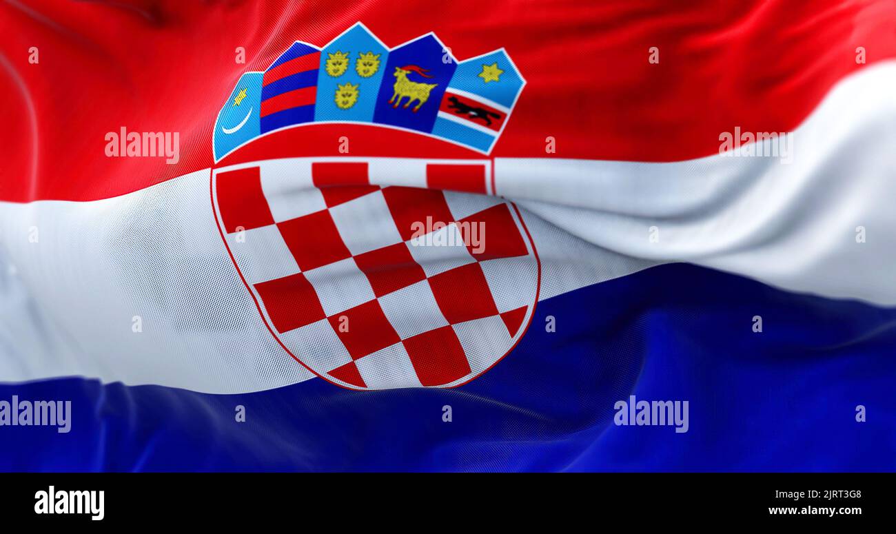 Vista ravvicinata della bandiera nazionale croata che sventola nel vento. La Croazia è un paese al crocevia dell'Europa centrale e sudorientale. Tessitura del tessuto Foto Stock