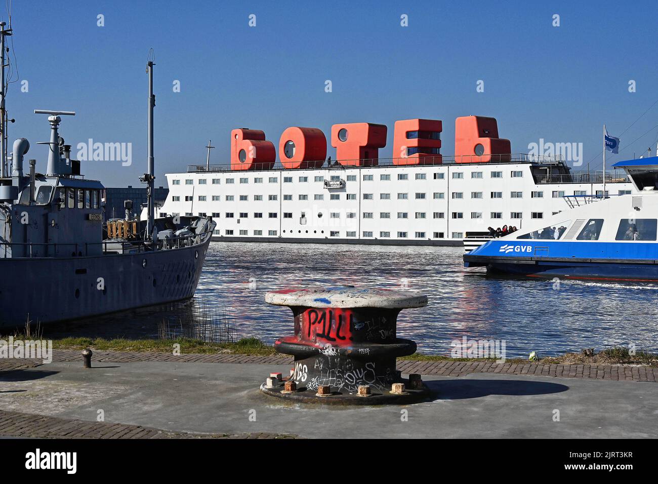 Olanda, Amsterdam: Edificio dell'Amstel Botel, un hotel 3 stelle unico con camere a bordo di una barca sul molo dell'NDSM Foto Stock