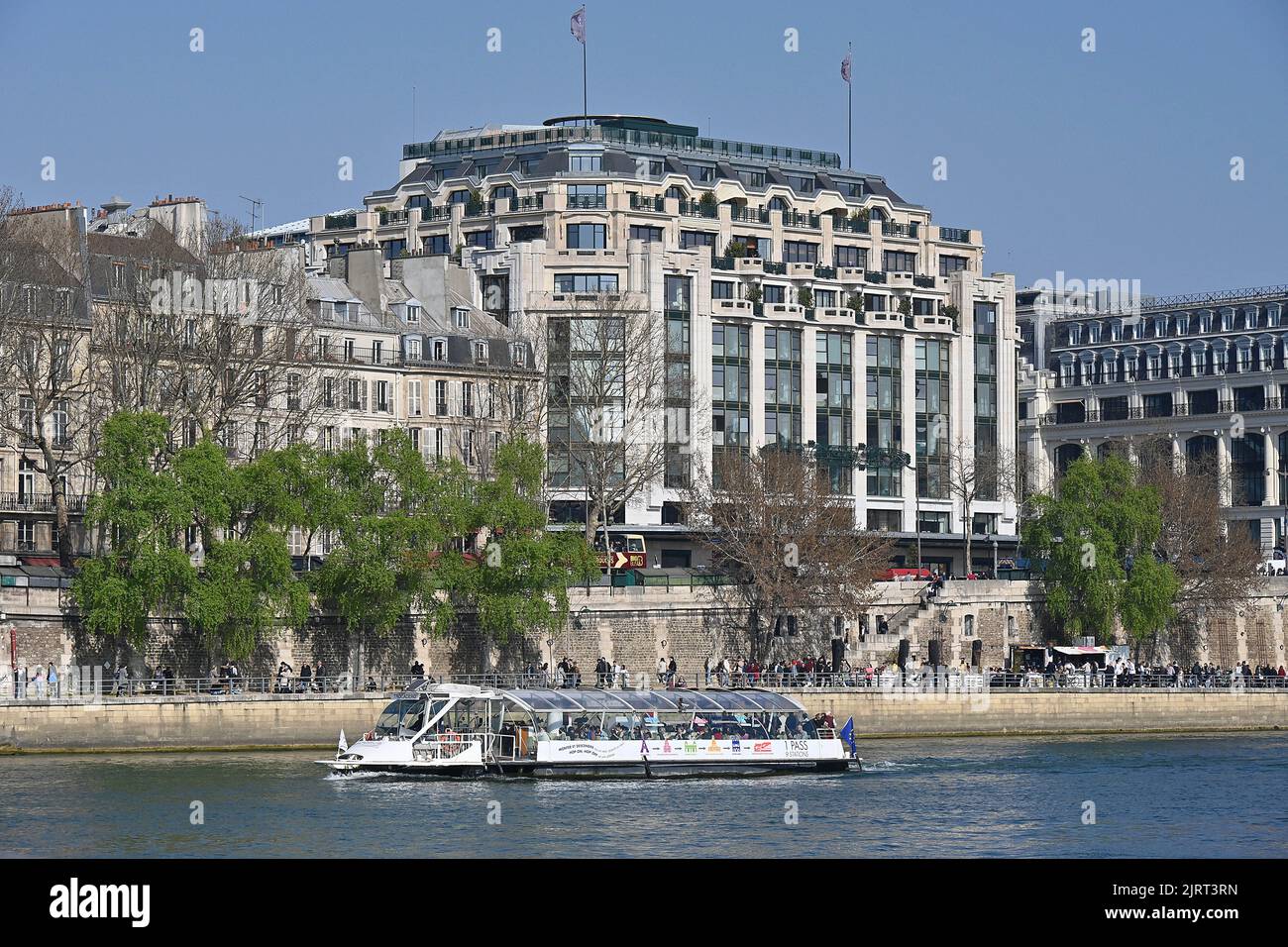 Parigi (Francia): Edificio ristrutturato del grande magazzino la Samaritaine nel 1st ° arrondissement (quartiere) dal fiume Senna, un capolavoro di Art No Foto Stock