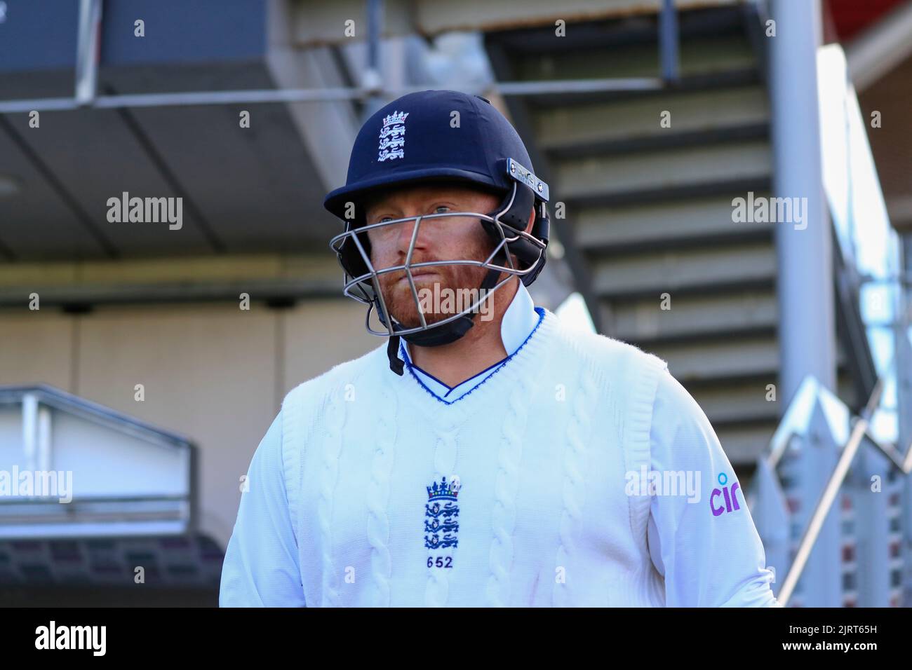 Jonny Bairstow of England esce a pipistrello per l'inizio del gioco Foto Stock
