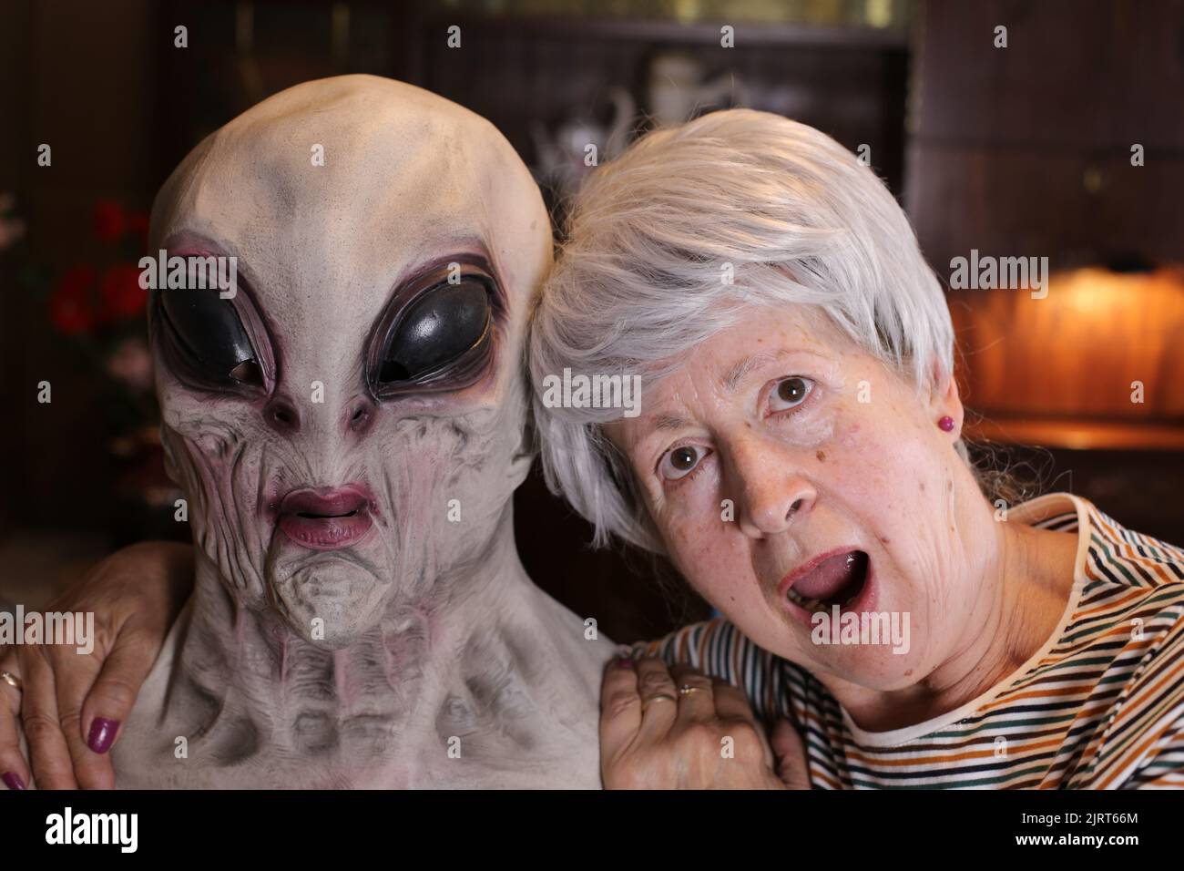 Donna anziana ottenere un visitatore emozionante Foto Stock