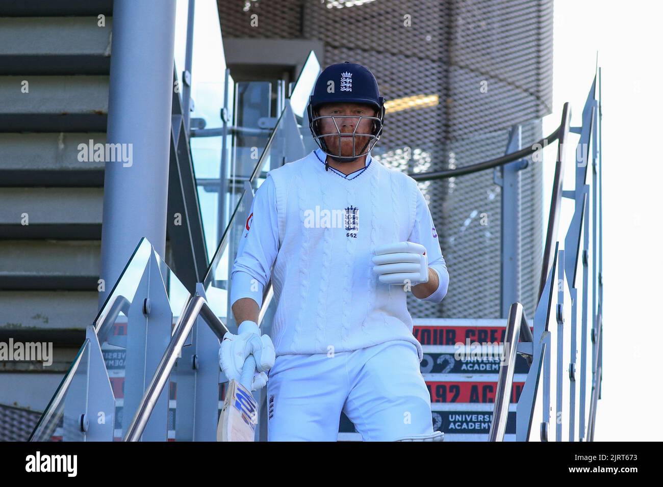 Jonny Bairstow of England esce a pipistrello per l'inizio del gioco Foto Stock