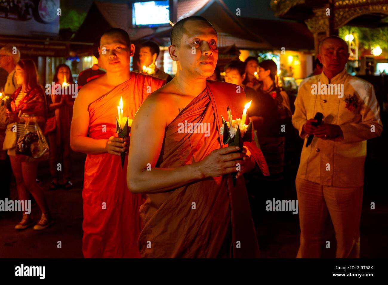 Per il festival 'Chiang mai Unplugged', ci fu una cerimonia a lume di candela al Wat Srisuphan, un tempio buddista a Chiang mai, Thailandia Foto Stock