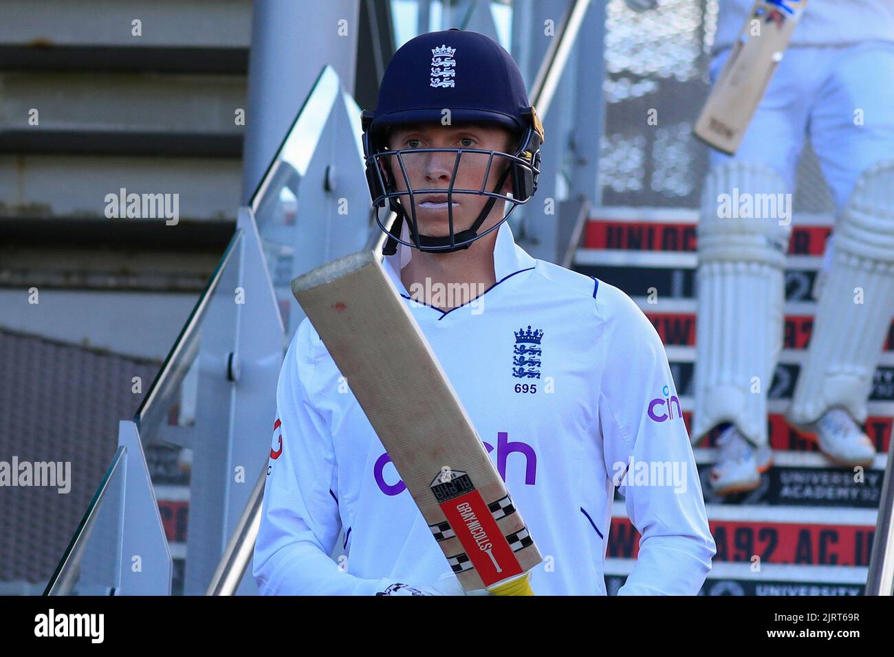 Zac Crawley of England esce a pipistrello per l'inizio del gioco Foto Stock